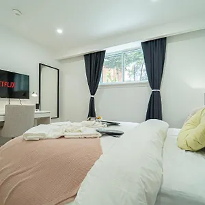 https://room-with-working-space-equipped-kitchen-comfortable-bed-1.hotelstorontoontario.org